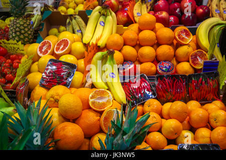 Variété de fruits en vente dans le marché central de Florence Italie Banque D'Images