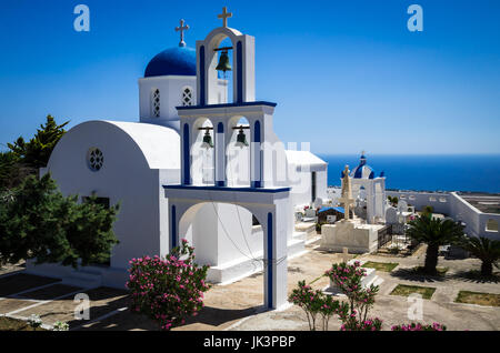 L'Église grecque sur l'île de Santorin, Grèce. Petite église blanche et bleue dans les Cyclades Banque D'Images