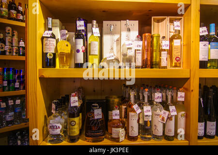 Sélection de grappa sur une étagère dans un magasin d'alcool à Florence Italie Banque D'Images