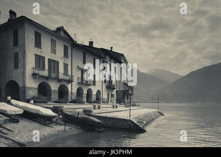 L'Italie, la Lombardie, région des lacs, lac de Côme, Santa Maria Rezzonico, maisons au bord du lac Banque D'Images