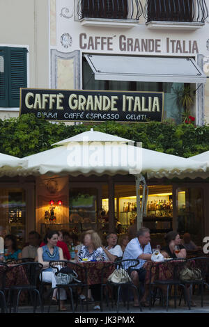 L'Italie, Lombardie, Lake District, le lac de Garde Sirmione, Piazza Carducci cafés, crépuscule, NR Banque D'Images