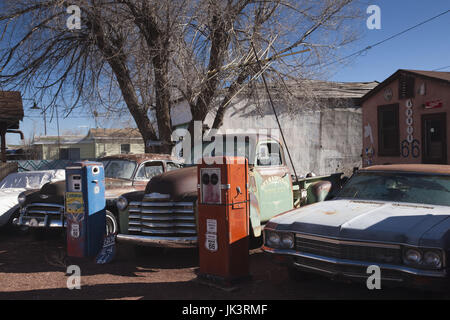 USA, Arizona, Seligman, Rt. Ville 66, voitures anciennes Banque D'Images