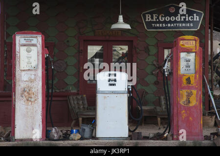 USA, Arizona, ville fantôme de chlorure, vieille station d'essence, de l'aube Banque D'Images