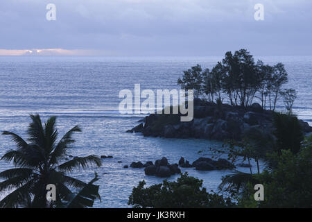 Les Seychelles, l'île de Mahé, le lever du soleil sur la plage de Fairyland Banque D'Images