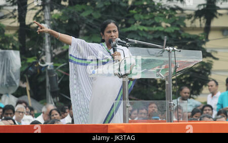 L'ouest du Bengale Ministre principal et All India Trinamool Congress supremo Mamata Banerjee exclusif à ses discours à la foule qui se sont réunis le Jour du martyre de Kolkata en Inde le 21 juillet 2017.Chaque année Mamata Banerjee mène ce rassemblement à la mémoire des 13 personnes tuées par la police le 21 juillet 1993 meeting de protestation contre l'lors de puis l'ouest du Bengale, du gouvernement dirigé par le congrès de la jeunesse. L'ouest du Bengale Ministre principal et All India Trinamool Congress supremo Mamata Banerjee exclusif à ses discours à la foule qui se sont réunis le Jour du martyre de Kolkata en Inde le 21 juillet 2017. Banque D'Images