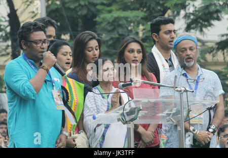 L'ouest du Bengale Ministre principal et All India Trinamool Congress supremo Mamata Banerjee(c) traiter son discours exclusif à la foule qui se sont réunis le Jour du martyre de Kolkata en Inde le 21 juillet 2017.Chaque année Mamata Banerjee mène ce rassemblement à la mémoire des 13 personnes tuées par la police le 21 juillet 1993 meeting de protestation contre l'lors de puis l'ouest du Bengale, du gouvernement dirigé par le congrès de la jeunesse. L'ouest du Bengale Ministre principal et All India Trinamool Congress supremo Mamata Banerjee exclusif à ses discours à la foule qui se sont réunis le Jour du martyre de Kolkata en Inde le 21 juillet 20 Banque D'Images