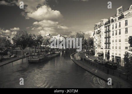 France, Paris, Canal Saint-Martin, barge par le quai de Jemmapes Banque D'Images