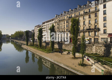 France, Paris, Canal Saint-Martin, bâtiments le long du quai de Valmy, automne Banque D'Images