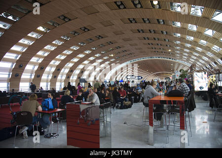 France, Paris, Charles de Gaulle, zone de départ de l'international, Terminal 2E, café, (NR) Banque D'Images