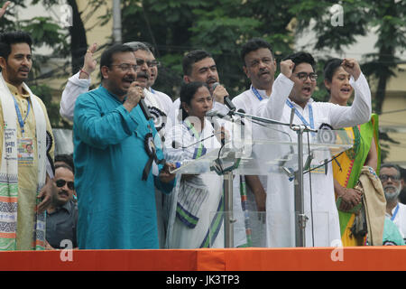 L'ouest du Bengale Ministre principal et All India Trinamool Congress supremo Mamata Banerjee(c) traiter son discours exclusif à la foule qui se sont réunis le Jour du martyre de Kolkata en Inde le 21 juillet 2017.Chaque année Mamata Banerjee mène ce rassemblement à la mémoire des 13 personnes tuées par la police le 21 juillet 1993 meeting de protestation contre l'lors de puis l'ouest du Bengale, du gouvernement dirigé par le congrès de la jeunesse. L'ouest du Bengale Ministre principal et All India Trinamool Congress supremo Mamata Banerjee exclusif à ses discours à la foule qui se sont réunis le Jour du martyre de Kolkata en Inde le 21 juillet 20 Banque D'Images