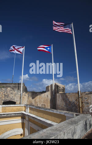 Puerto Rico, San Juan, San Juan, El Morro, la forteresse, colonial portoricain et drapeaux américains Banque D'Images