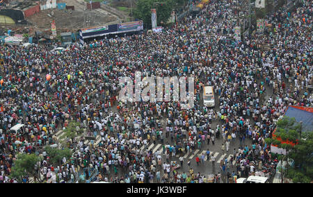 Kolkata, Inde. 21 juillet, 2017. Les partisans de toutes l'Inde Trinamool congress collectées sur le Martyr's Day à New Delhi le 21 juillet 2017. L'ouest du Bengale Ministre principal et All India Trinamool Congress supremo Mamata Banerjee exclusif à ses discours à la foule qui se sont réunis le Jour du martyre de Kolkata en Inde le 21 juillet 2017.Chaque année Mamata Banerjee mène ce rassemblement à la mémoire des 13 personnes tuées par la police le 21 juillet 1993 meeting de protestation contre l'lors de puis l'ouest du Bengale, du gouvernement dirigé par le congrès de la jeunesse. Crédit : Sanjay Purkait/Pacific Press/Alamy Live News Banque D'Images