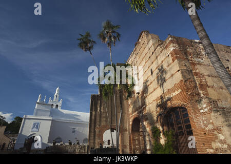 République dominicaine, Santo Domingo, la Zona Colonial, ruines de San Nicolas de Bari, premier hôpital de l'hôpital dans le Nouveau Monde, b.1503, et l'Iglesia de Nuestra Señora de Altagracia church Banque D'Images