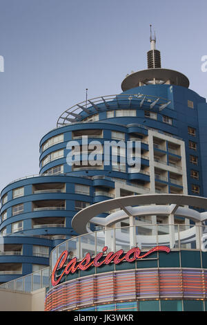 Uruguay, Punta del Este, Conrad Hotel and Casino, dusk Banque D'Images