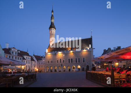 L'Estonie, Tallinn, Vieille Ville, Raekoja plats, Place de la mairie, le soir Banque D'Images