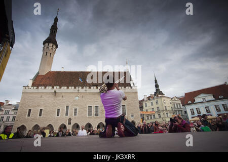 L'Estonie, Tallinn, Raekoja Plats, Place de l'Hôtel de Ville, concert par le groupe folk-rock ukrainien Svjata Vatra, NR, soir Banque D'Images