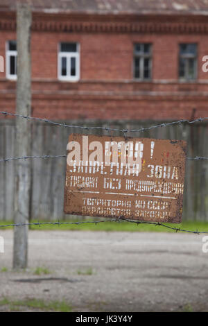 La Lettonie, l'ouest de la Lettonie, Kurzeme Région, Liepaja-Karosta, Karosta Prison, ancienne prison de la marine de l'époque soviétique, les barbelés et avertissement Banque D'Images