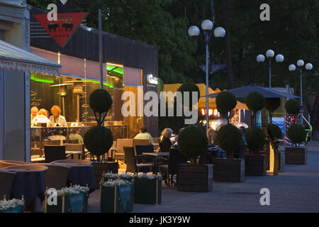 La Lettonie, l'ouest de la Lettonie, Riga, Jurmala, Majori Village, soir sur la rue Jomas Iela Banque D'Images