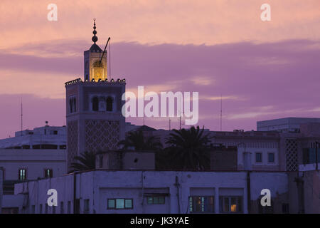 Tunisie, Tunis, Medina, mosquée de la Kasbah, dusk Banque D'Images