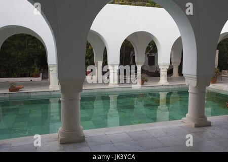 La Tunisie, le Cap Bon, Hammamet, Centre Culturel International, fomerly Villa Sebastian, b. 1932, , utilisé par l'allemand, le maréchal Rommel comme siège au cours de la Seconde Guerre mondiale, des arches de la piscine Banque D'Images