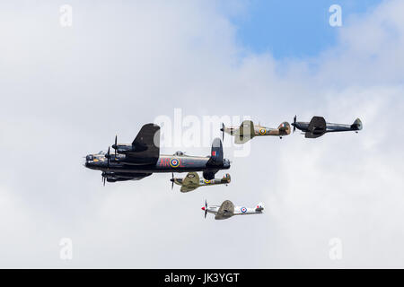 Battle of Britain Memorial Flight (doté d'un Lancaster et cinq pompiers) au 2017 Royal International Air Tattoo à Fairford dans la Royal Air Force Banque D'Images