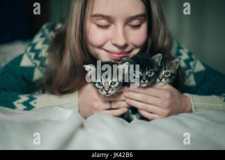 Caucasian woman cuddling chatons Banque D'Images