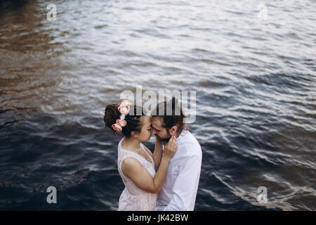 Middle Eastern woman près de l'eau Banque D'Images