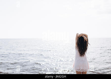 Middle Eastern woman standing near ocean Banque D'Images