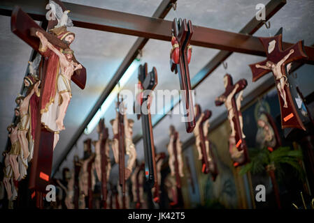 Remise sur les poutres dans les crucifix shop Banque D'Images