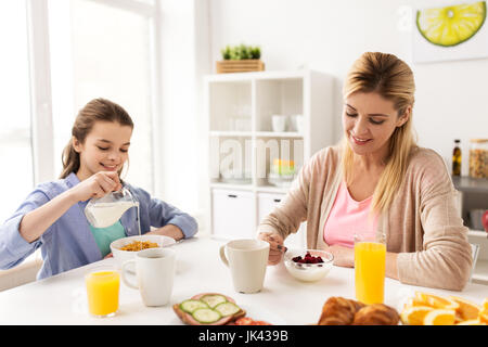 Happy Family Cuisine Petit déjeuner à la maison Banque D'Images