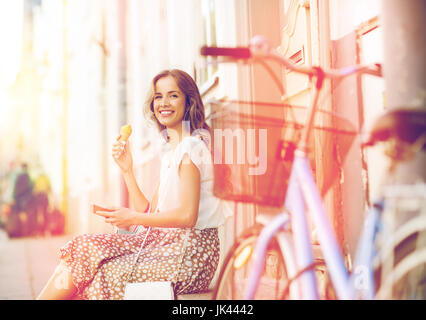 Happy woman with smartphone, vélo et la crème glacée Banque D'Images