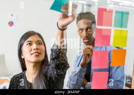 La femme et l'homme Lecture Notes in office Banque D'Images