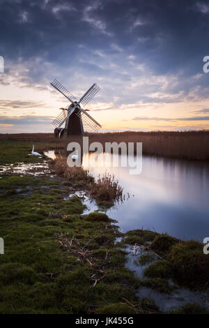 Une usine Herringfleet smock moulin sur le côté de la Suffolk Norfolk Broads Banque D'Images