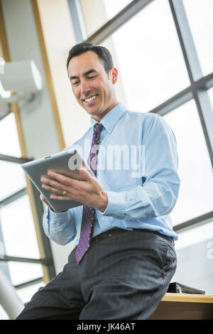 Caucasian businessman using digital tablet Banque D'Images