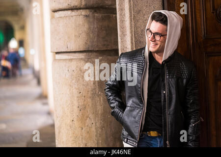 Smiling Caucasian homme debout près de la porte Banque D'Images
