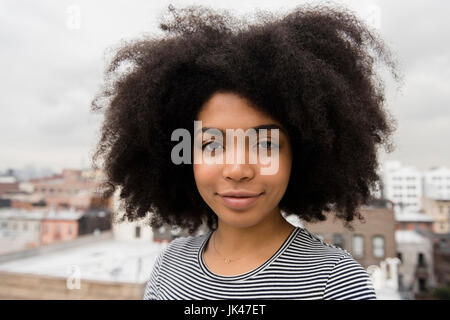 Smiling African American Woman posing on rooftop Banque D'Images