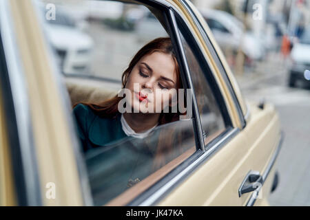 Caucasian woman sleeping in back seat of car Banque D'Images
