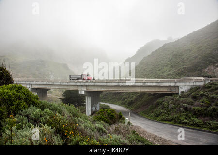 La conduite de camions sur viaduc en hills Banque D'Images