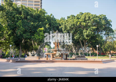 SYDNEY, NSW, Australie-novembre 18,2016 : personnes à Archibald Memorial Fountain à Hyde Park, au centre-ville de Sydney, Australie Banque D'Images