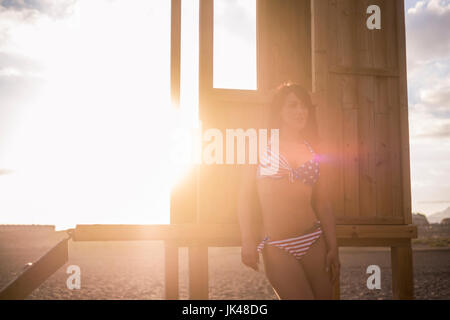 Caucasian woman leaning on cabana sur sunny beach Banque D'Images