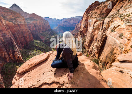 Caucasian woman admiring vue panoramique sur rock formations Banque D'Images