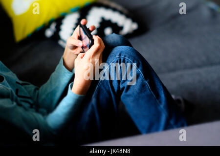 Close up of woman with cell phone Banque D'Images