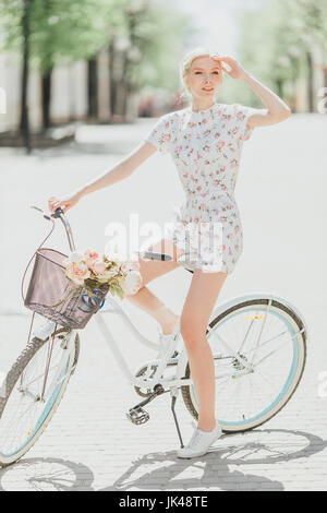 Middle Eastern woman sitting on bicycle Banque D'Images