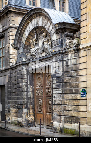 Construit en 1660 par l'architecte Pierre Cottard - le bois sculpté par Thomas Regnaudin, portes de l'Hôtel Amelot de Bisseuil, dans le Marais, Paris, France Banque D'Images