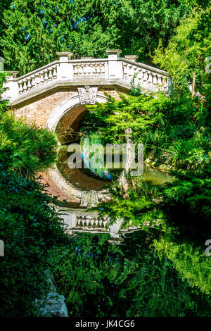 Le pont en pierre et l'étang dans le magnifique parc Monceau. Le pont a été modelé sur le pont du Rialto à Venise Banque D'Images