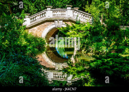 Le pont en pierre et l'étang dans le magnifique parc Monceau. Le pont a été modelé sur le pont du Rialto à Venise Banque D'Images