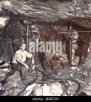 Le noir et blanc les travailleurs de mine d'ardoise, Afrique du Sud vers 1920 Banque D'Images