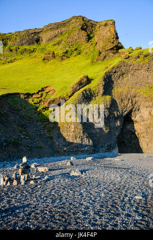 Paysage du mont Reynisfjall colonnes en pierre de basalte noir Reynisfjara qui jouit sur plage près de Vik, ville au coucher du soleil d'été sur l'Islande Banque D'Images