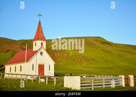 Myrdal église de village Vik, l'Islande sur un jour d'été ensoleillé Banque D'Images