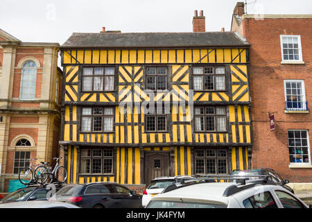 Un jaune historique maison à pans de bois du xviie siècle sur la rue Broad, Ludlow, Shropshire. Banque D'Images